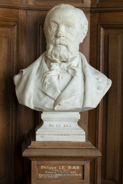 Buste en marbre blanc de Philippe Le Bas (1794-1860), placé sur un socle en bois