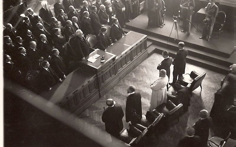 E. de Martonne dans la salle d'honneur (Aula Magna) de l'université, octobre 1930