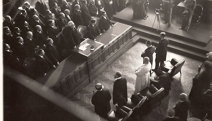 E. de Martonne dans la salle d'honneur (Aula Magna) de l'université, octobre 1930