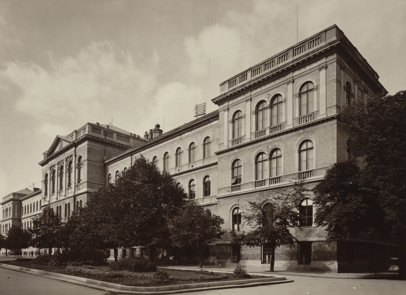 Façade de l'Université de Cluj dans les années 1920
