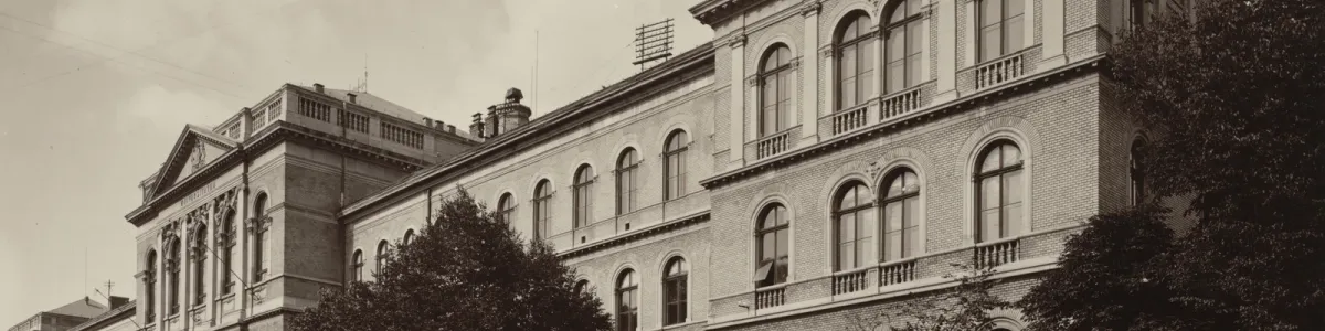 Façade de l'Université de Cluj dans les années 1920