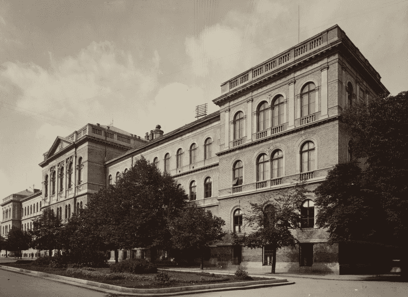 Façade de l'Université de Cluj dans les années 1920