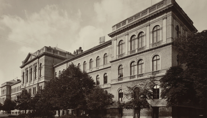Façade de l'Université de Cluj dans les années 1920