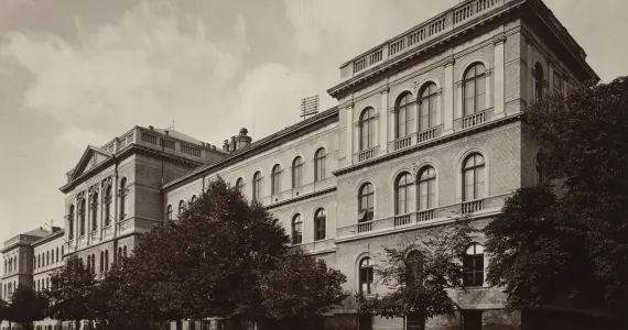 Façade de l'Université de Cluj dans les années 1920