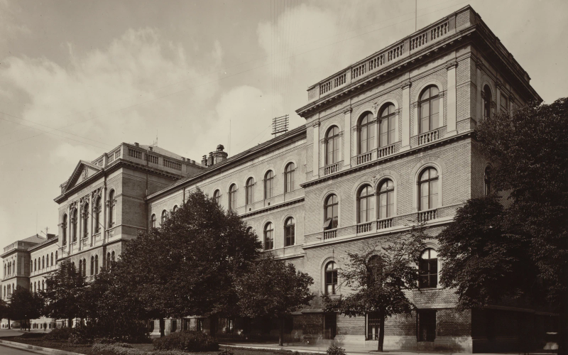 Façade de l'Université de Cluj dans les années 1920