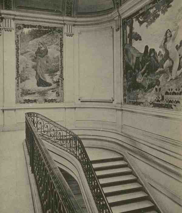 image en noir et blanc montrant un escalier ainsi que deux fresques peintes aux murs.