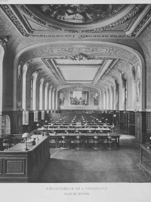Vue prise depuis le côté François 1er de la salle ; tables, chaises et vue sur la peinture 'Richelieu examinant les plans de la Sorbonne.'