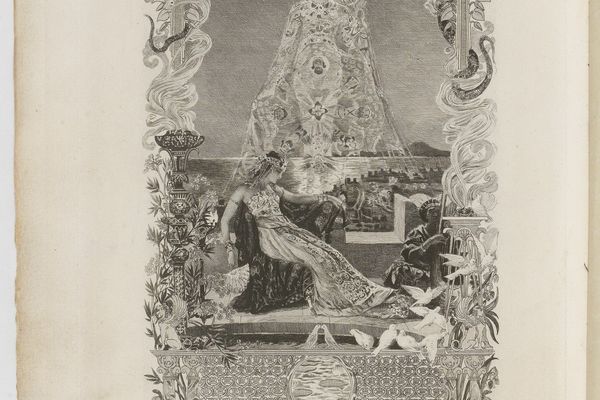 gravure en noir et blanc présentant une femme vêtue d'une longue robe à l'orientale, assise dans un fauteuil, en haut d'une tour. A ses pieds, une femme joue de la harpe. Au loin s'étend la mer, d'où surgit une immense silhouette de femme vêtue d'une longue robe et coiffée d'une diadème.