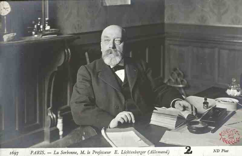 Photographie en noir et blanc d'Henri Lichtenberger dans son bureau à la Sorbonne au début du XXe siècle