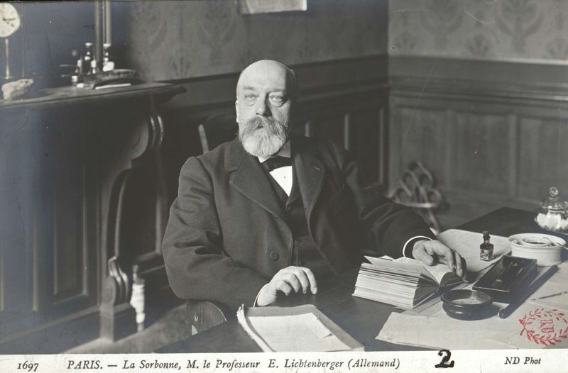 Photographie en noir et blanc d'Henri Lichtenberger dans son bureau à la Sorbonne au début du XXe siècle