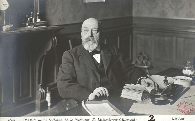 Photographie en noir et blanc d'Henri Lichtenberger dans son bureau à la Sorbonne au début du XXe siècle