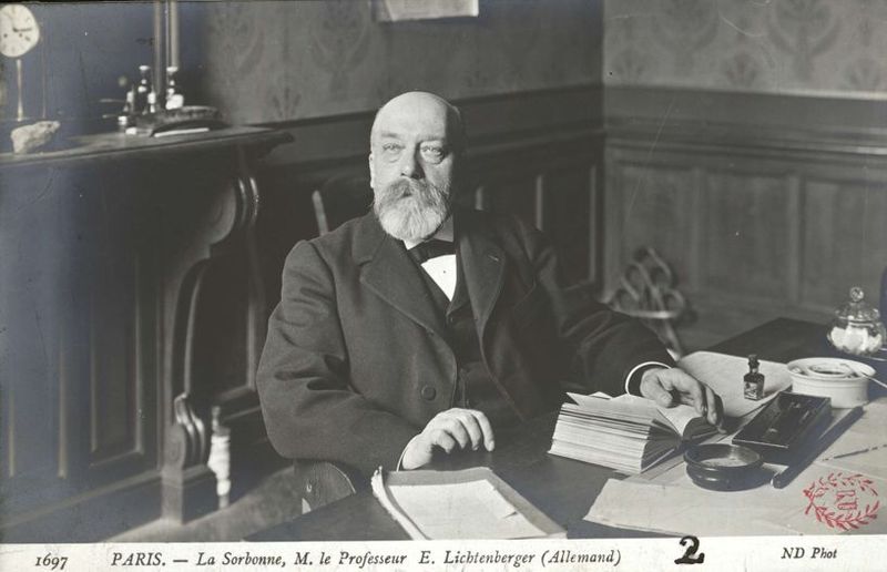 Photographie en noir et blanc d'Henri Lichtenberger dans son bureau à la Sorbonne au début du XXe siècle