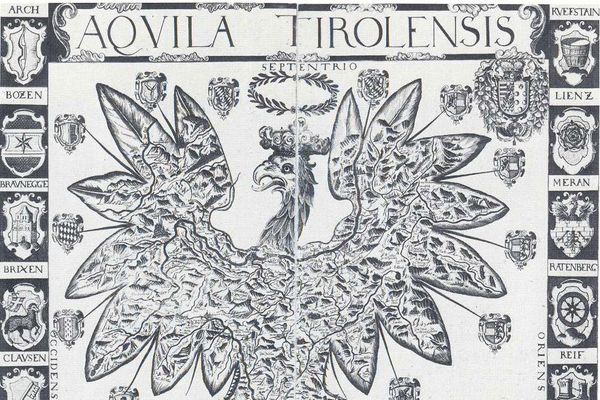 Carte thériomorphe Aquila Tirolensis en taille-douce : territoire du Tyrol inscrit dans le corps d'un aigle couronné aux ailes déployées, bordures droite et gauches ornées de blasons de villes, bordure inférieure ornée de vues de villes.