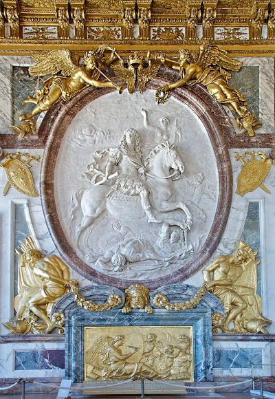 Relief en stuc blanc de Louis XIV à cheval, vêtu en empereur romain, couronné par une victoire et foulant des ennemis au sol.