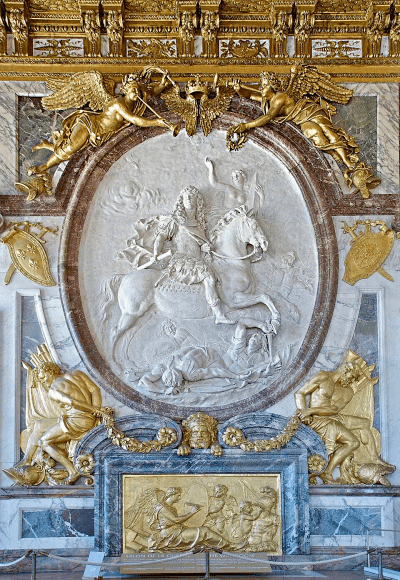 Relief en stuc blanc de Louis XIV à cheval, vêtu en empereur romain, couronné par une victoire et foulant des ennemis au sol.