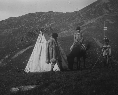 E. de Martonne à cheval sur son terrain de thèse en Roumanie