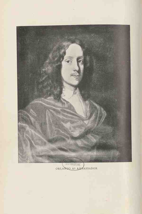 Portrait peint en buste d’un homme aux cheveux longs et bouclés à la mode du XVIIe siècle. Son visage est de trois-quarts et ses lèvres, surmontées d’une moustache, esquissent un léger sourire  Il porte une chemise sous une large étoffe satinée qui recouvre ses épaules et son torse.