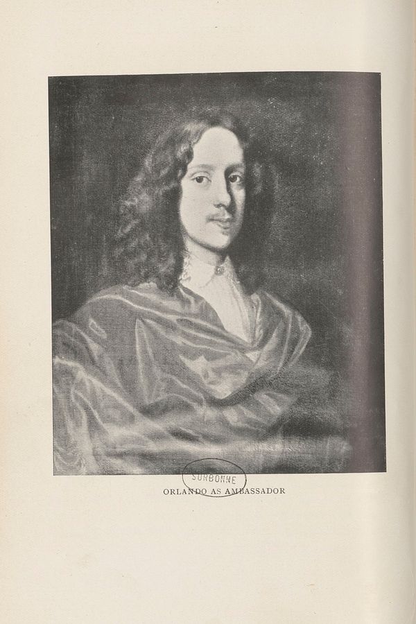 Portrait peint en buste d’un homme aux cheveux longs et bouclés à la mode du XVIIe siècle. Son visage est de trois-quarts et ses lèvres, surmontées d’une moustache, esquissent un léger sourire  Il porte une chemise sous une large étoffe satinée qui recouvre ses épaules et son torse.