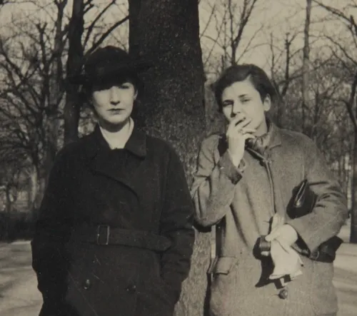 Photographie de Louise Crane et Elizabeth Bishop, 1935 ou 1937, Jardin du Luxembourg. Louise Crane and Victoria Kent Papers, Yale Collection of American Literature, Beinecke Rare Book and Manuscript Library.