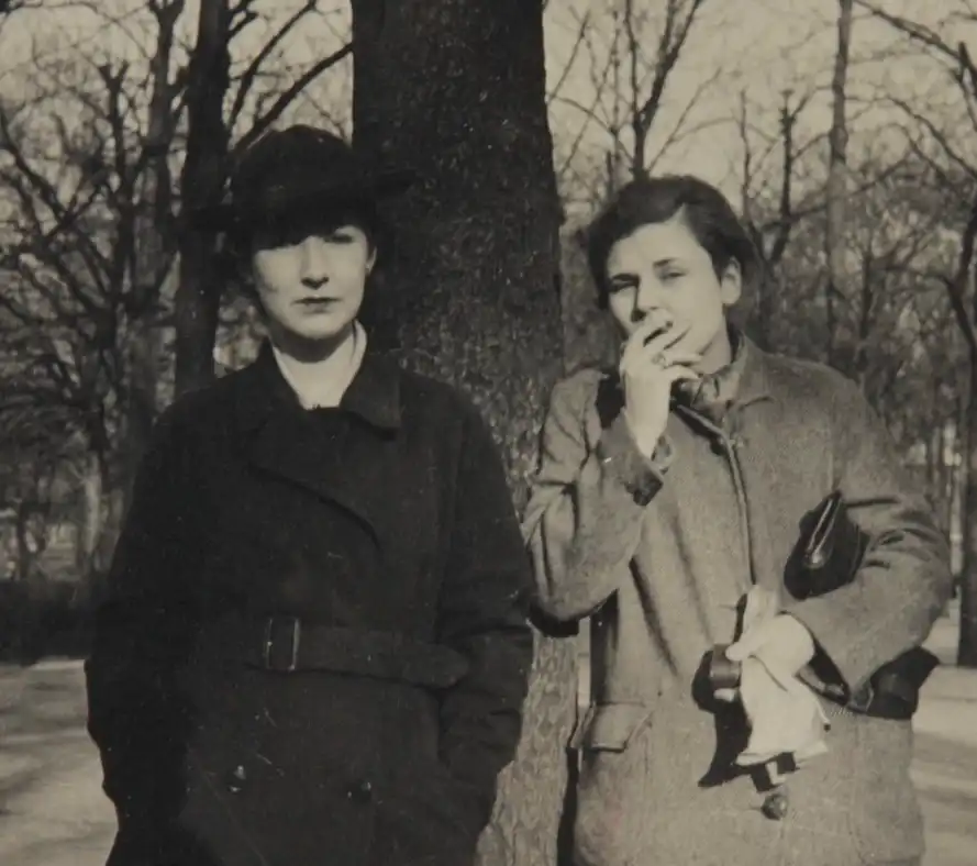 Photographie de Louise Crane et Elizabeth Bishop, 1935 ou 1937, Jardin du Luxembourg. Louise Crane and Victoria Kent Papers, Yale Collection of American Literature, Beinecke Rare Book and Manuscript Library.