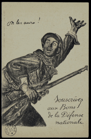 Carte postale illustrée : un soldat français en uniforme bleu-gris, fusil à la main, bras gauche levé et bouche ouverte dans un cri de ralliement. Estampille de la bibliothèque de la Sorbonne.
