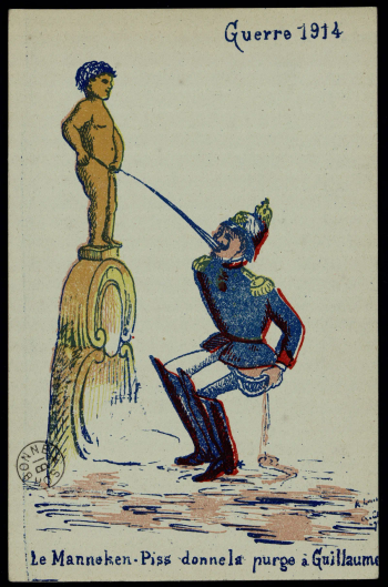 Carte postale colorée : le Manneken-Pis, sur son piédestal, urine sur un militaire allemand au casque à pointe. Mention « Guerre 1914 ». Estampille de la bibliothèque de la Sorbonne.
