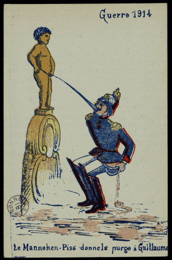 Carte postale colorée : le Manneken-Pis, sur son piédestal, urine sur un militaire allemand au casque à pointe. Mention « Guerre 1914 ». Estampille de la bibliothèque de la Sorbonne.