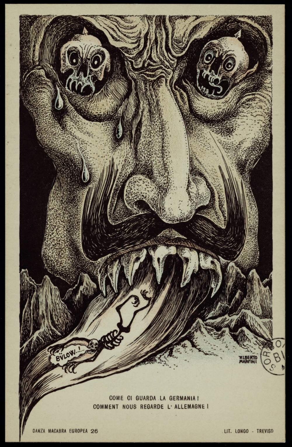 Carte postale en noir et blanc d'Alberto Martini : visage monstrueux aux globes oculaires en forme de crânes plongeant un regard menaçant sur un squelette minuscule (Bülow) happé par une langue bestiale, rochers et gouffre sombre en arrière-plan.