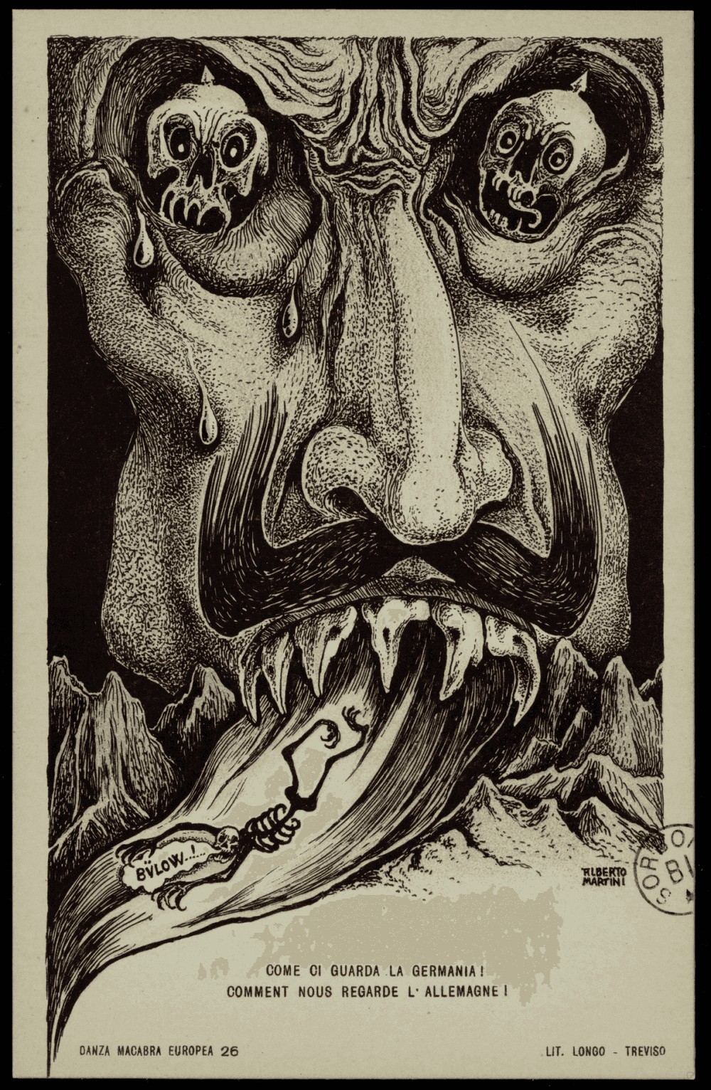 Carte postale en noir et blanc d'Alberto Martini : visage monstrueux aux globes oculaires en forme de crânes plongeant un regard menaçant sur un squelette minuscule (Bülow) happé par une langue bestiale, rochers et gouffre sombre en arrière-plan.