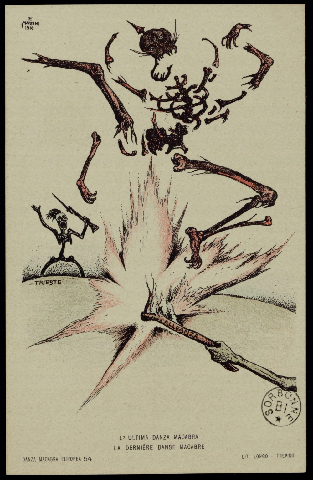 Dernière carte de la série d'Alberto Martini : squelette éclaté en fragments projetés vers le haut par une explosion centrée sur un bâton portant l'inscription Alleanza, petite figure squelettique brandissant un fusil sur la colline de Trieste à gauche.