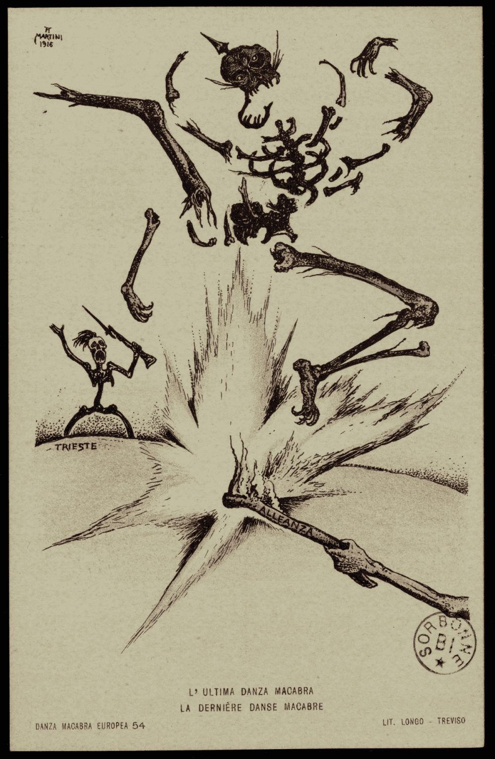 Dernière carte de la série d'Alberto Martini : squelette éclaté en fragments projetés vers le haut par une explosion centrée sur un bâton portant l'inscription Alleanza, petite figure squelettique brandissant un fusil sur la colline de Trieste à gauche.