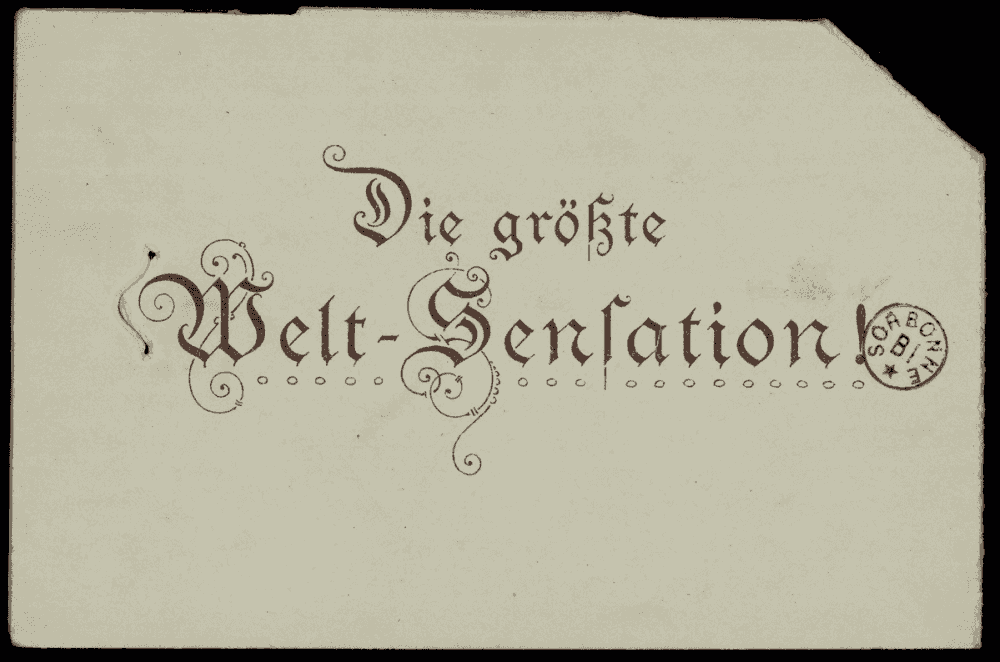 Verso de la carte Der Herkules von 1914 fermée, état replié : inscription typographique Die größte Welt-Sensation ! en gothique orné sur fond blanc cassé, avec perforations d'attache visibles sur la gauche et estampille de la bibliothèque de la Sorbonne à droite.