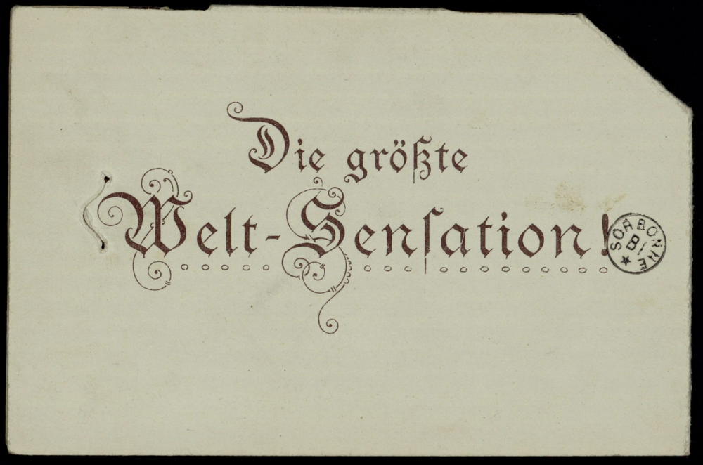 Verso de la carte Der Herkules von 1914 fermée, état replié : inscription typographique Die größte Welt-Sensation ! en gothique orné sur fond blanc cassé, avec perforations d'attache visibles sur la gauche et estampille de la bibliothèque de la Sorbonne à droite.