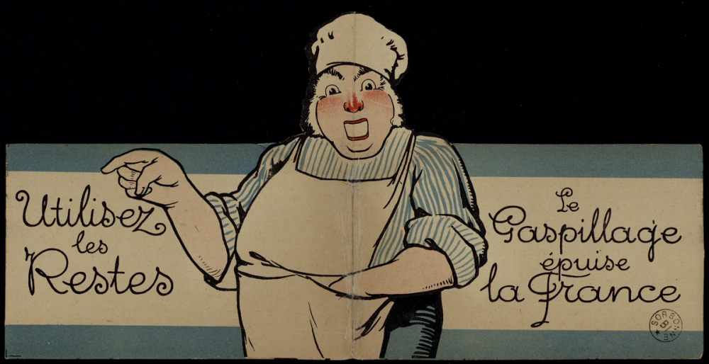 Carte à système dépliant ouverte (Utilisez les Restes) : cuisinier en tablier blanc surgissant en relief du centre de la carte dépliée, pointant le doigt, sur fond de bandes bleu et crème avec le slogan « Le Gaspillage épuise la France ».