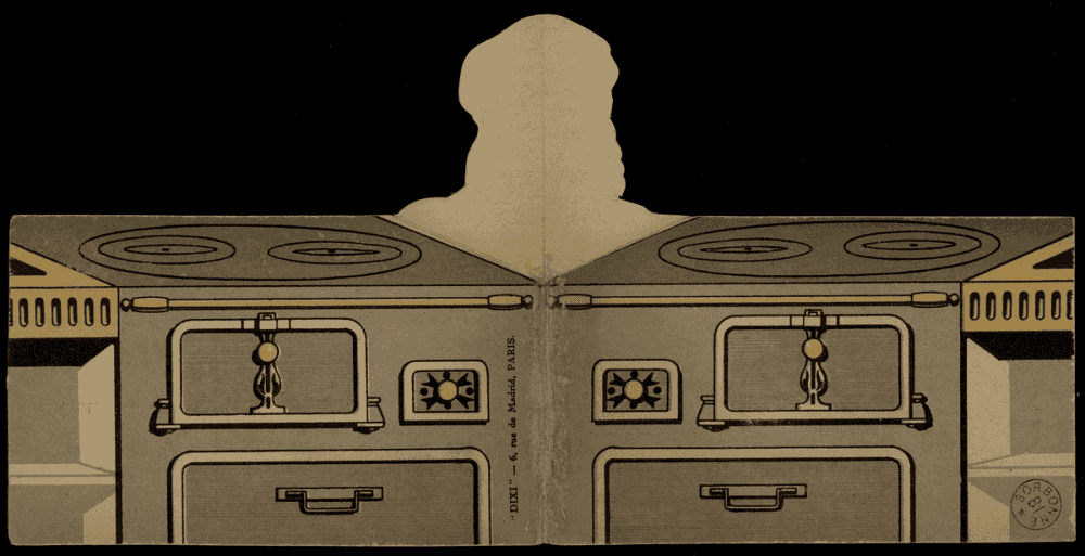 Carte Utilisez les Restes fermée, vue du dos : représentation d'une cuisinière à bois avec plaque de cuisson et fours, silhouette découpée de la tête du cuisinier dépassant en pop-up au centre, pliure centrale visible.