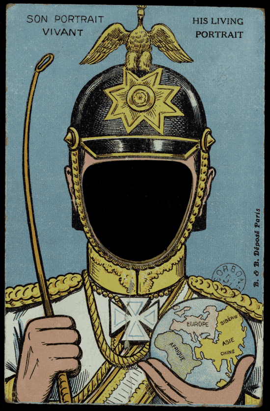 Carte à système à trou (Son Portrait Vivant / His Living Portrait) : buste d'un officier en grand uniforme tenant un globe et une badine, casque à aigle impérial, visage remplacé par un ovale découpé dans lequel le destinataire glisse sa photographie.
