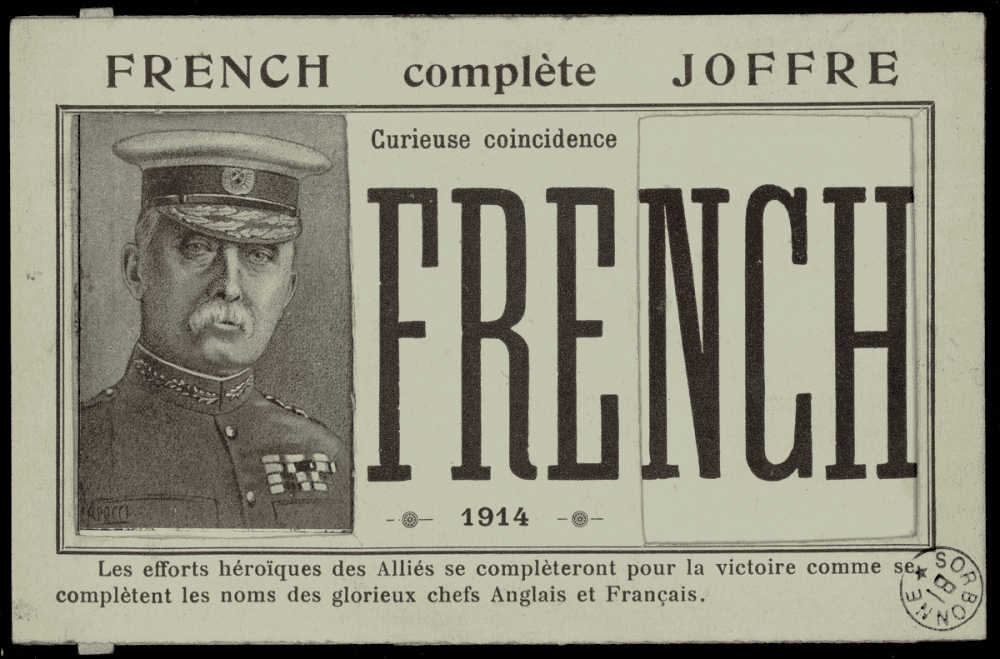 Carte à système coulissant montrant respectivement le portrait photographique du général French (tirette à droite) et du maréchal Joffre (tirette à gauche), avec le nom du général affiché en grandes capitales au centre et légende en bas.