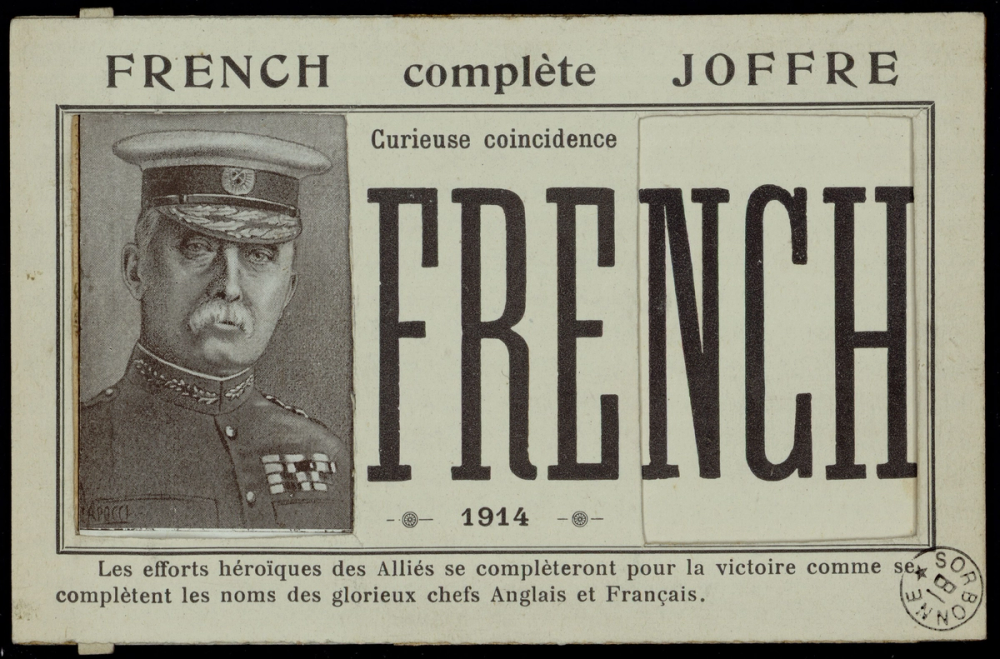 Carte à système coulissant montrant respectivement le portrait photographique du général French (tirette à droite) et du maréchal Joffre (tirette à gauche), avec le nom du général affiché en grandes capitales au centre et légende en bas.