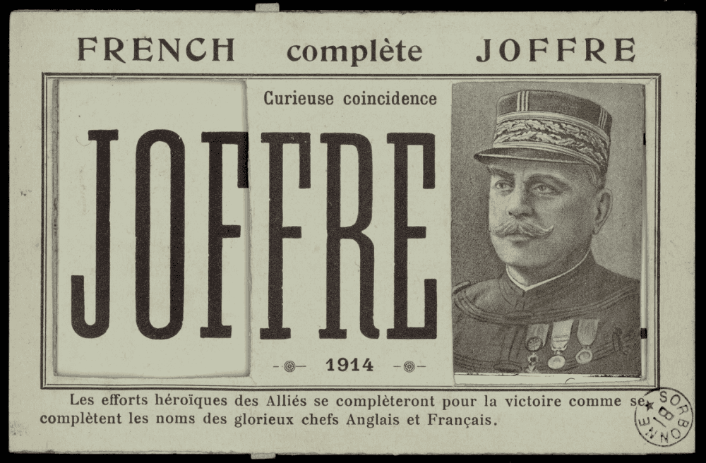 Carte à système coulissant montrant respectivement le portrait photographique du général French (tirette à droite) et du maréchal Joffre (tirette à gauche), avec le nom du général affiché en grandes capitales au centre et légende en bas.