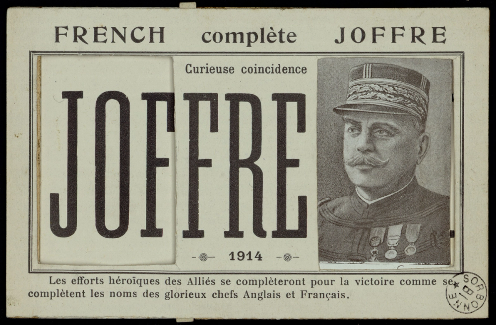 Carte à système coulissant montrant respectivement le portrait photographique du général French (tirette à droite) et du maréchal Joffre (tirette à gauche), avec le nom du général affiché en grandes capitales au centre et légende en bas.