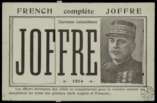 Carte à système coulissant montrant respectivement le portrait photographique du général French (tirette à droite) et du maréchal Joffre (tirette à gauche), avec le nom du général affiché en grandes capitales au centre et légende en bas.