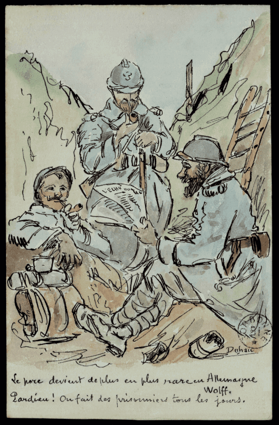 Carte aquarellée de R. Duhan : trois soldats français en capote bleue dans une tranchée, deux fumant le cigare, le troisième lisant un journal, légendée « Le porc devient de plus en plus rare en Allemagne — Wolff. — Parbleu ! On fait des prisonniers tous les jours. »