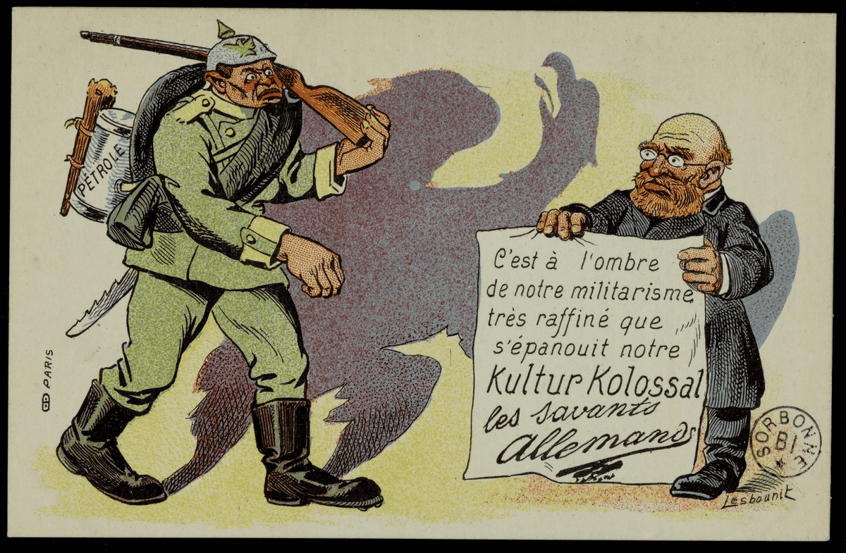 Carte postale colorée : à gauche, un grand soldat allemand en capote verte, fusil à l'épaule et baril de pétrole au dos, projette sur l'arrière-plan une ombre menaçante prenant la forme d'un aigle ; à droite, un petit homme barbu à lunettes en costume noir brandit une pancarte. Estampille de la bibliothèque de la Sorbonne.