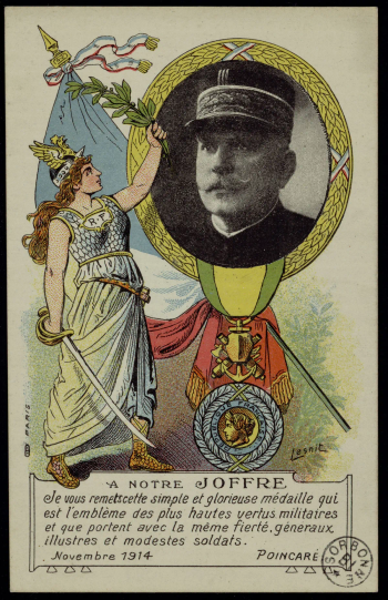 Carte en phototypie colorée : Un personnage féminin en armure, tenant un sabre dans la main droite, tend une branche de laurier de la main gauche en direction d'un médaillon photographique d'un officier en képi, encadré d'une bordure de laurier. Médaille militaire en dessous, drapeau français à l'arrière-plan.