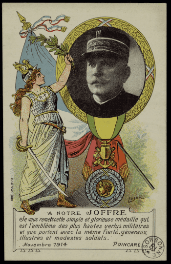 Carte en phototypie colorée : Un personnage féminin en armure, tenant un sabre dans la main droite, tend une branche de laurier de la main gauche en direction d'un médaillon photographique d'un officier en képi, encadré d'une bordure de laurier. Médaille militaire en dessous, drapeau français à l'arrière-plan.