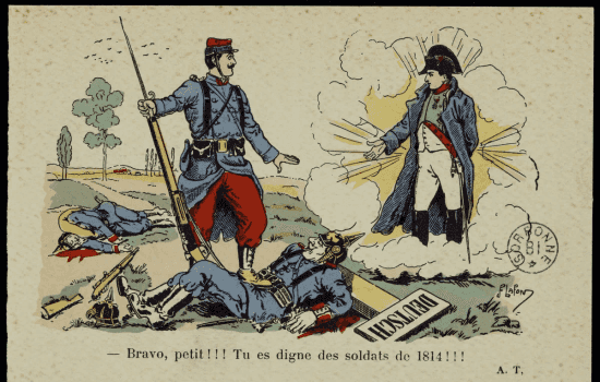 Carte postale colorée : un poilu debout, le pied posé sur un soldat allemand vaincu au sol, fait face à une apparition lumineuse de Napoléon en bicorne qui le félicite d'un geste. Borne « Deutsch » renversée.