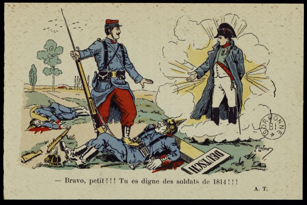 Carte postale colorée : un poilu debout, le pied posé sur un soldat allemand vaincu au sol, fait face à une apparition lumineuse de Napoléon en bicorne qui le félicite d'un geste. Borne « Deutsch » renversée.