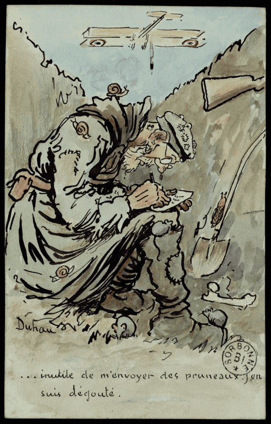 Carte aquarellée : un poilus à l'uniforme rapiécé, sur lequel des escargots sont en train de monter, est assis dans une tranchée et écrit une lettre. Dans le ciel vole un biplan orné de cocardes françaises.
