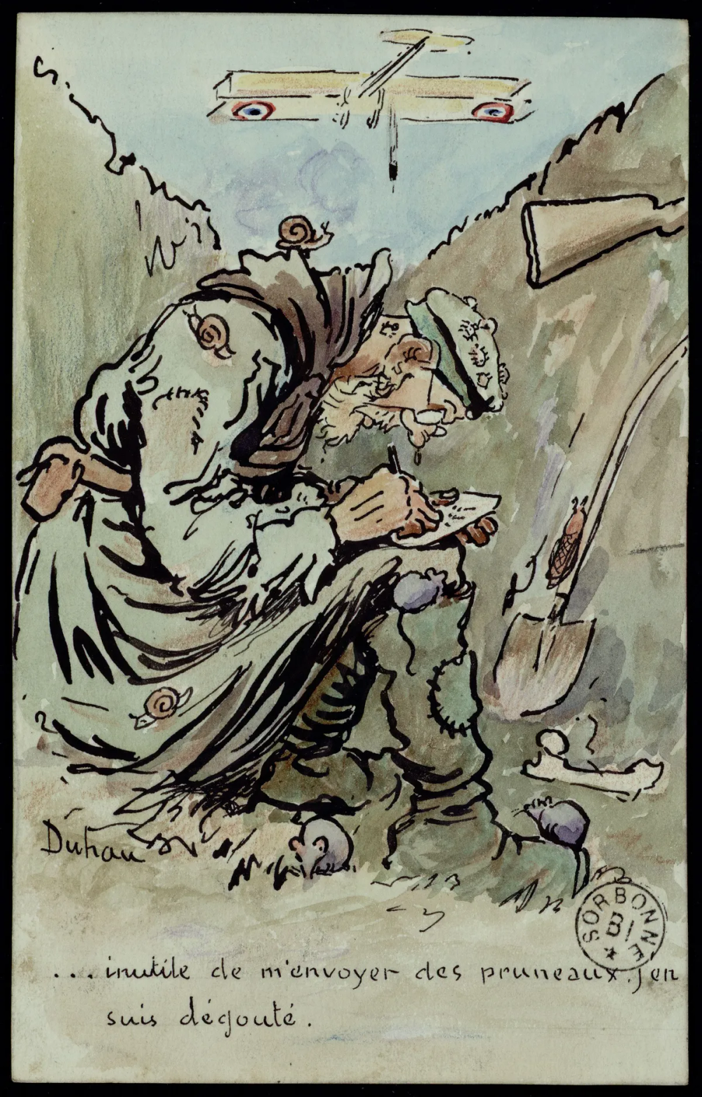 Carte aquarellée : un poilus à l'uniforme rapiécé, sur lequel des escargots sont en train de monter, est assis dans une tranchée et écrit une lettre. Dans le ciel vole un biplan orné de cocardes françaises.