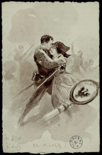 Carte aquarellée en sépia : un soldat épée à la main enlace une Alsacienne en costume traditionnel. À côté d'eux, une borne portant l'inscription « Deutsches Reich » assortie d'un aigle noir est en train de tomber.